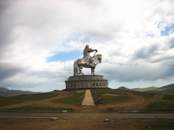 Памятник чингисхану в монголии фото