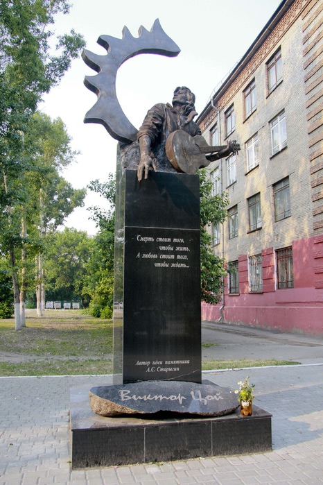 Памятник виктору цою барнаул. Памятник Цою в Барнауле. Монумент Виктору Цою в Барнауле. Памятник Виктору Цою в Алтайском крае. Памятник Виктору Цою в Новосибирске.