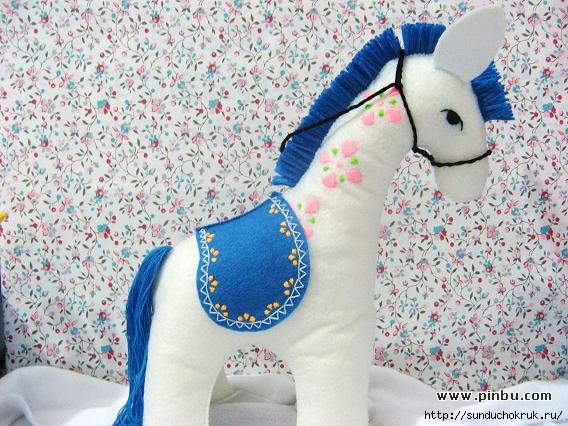 Ёлочная игрушка: лошадь из ткани с выкройкой