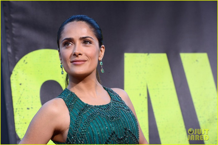 salma-hayek-savages-premiere-with-benicio-del-toro-15 (700x466, 72Kb)