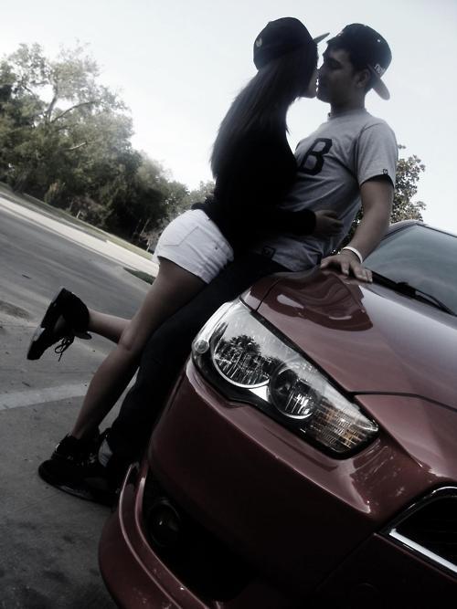 Парень и девушка целуются в автомобиле — Фото на аву