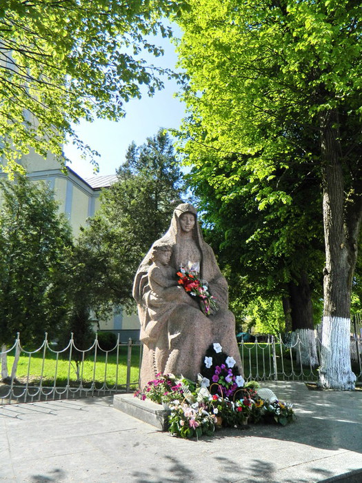 Памятник марии в нальчике фото