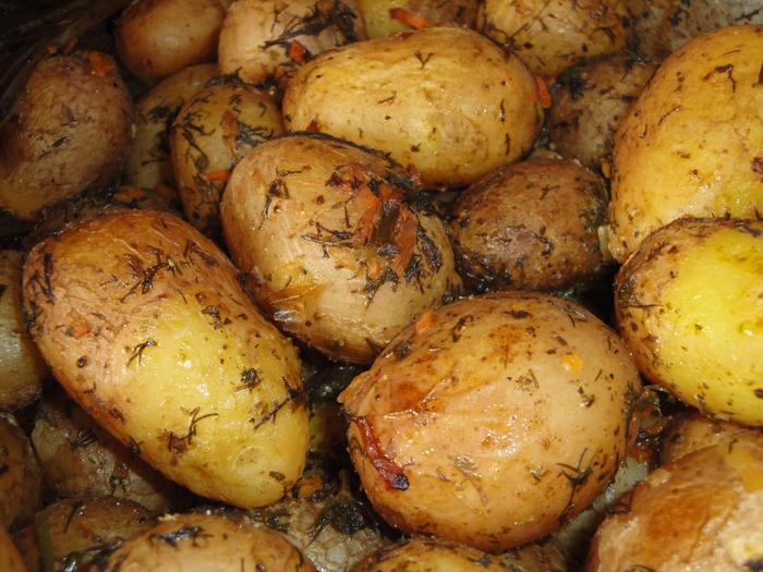 Картофель без духовки. Кожура картофеля. Печеный картофель в кожуре. Картофель запеченный в кожуре. Картошка в кожуре в духовке.