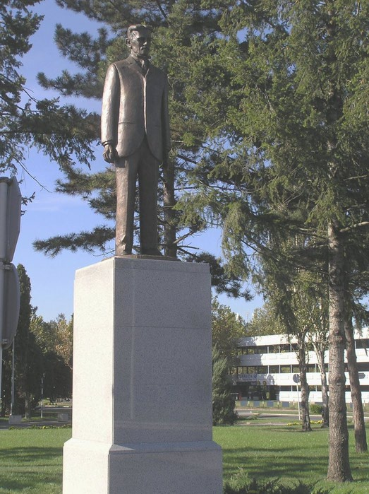 Nikola_Tesla_Airport_Statue (523x700, 114Kb)