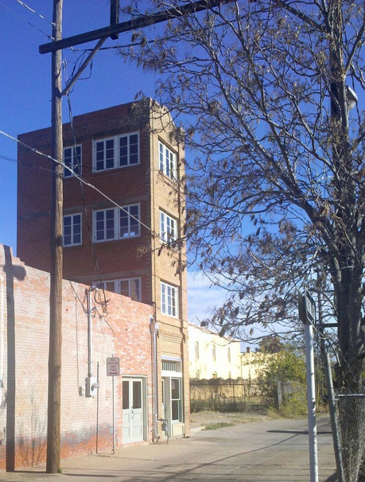 3686296_775pxNewbyMcMahon_Building01 (529x700, 356Kb)