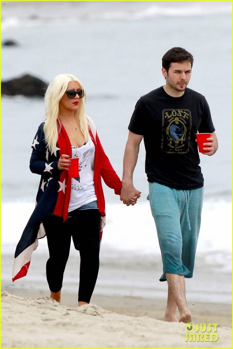 christina-aguilera-matthew-rutler-4th-of-july-with-max-01 (467x700, 70Kb)