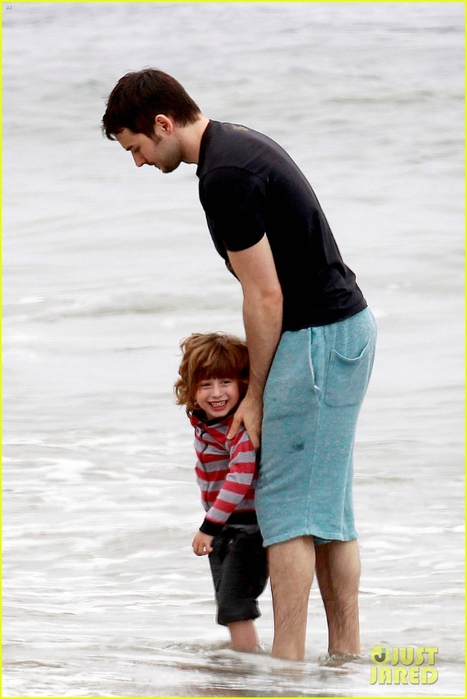 christina-aguilera-matthew-rutler-4th-of-july-with-max-04 (467x700, 206Kb)