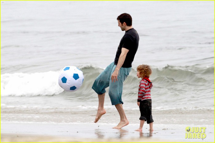 christina-aguilera-matthew-rutler-4th-of-july-with-max-06 (700x467, 58Kb)