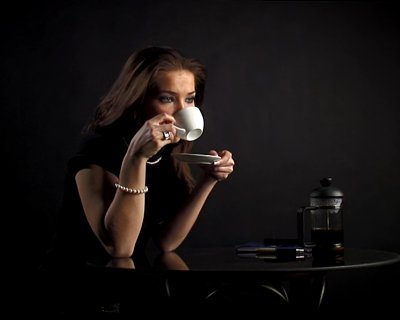 stock-footage-pal-the-woman-drinks-coffee-and-speaks-by-phone (400x320, 11Kb)