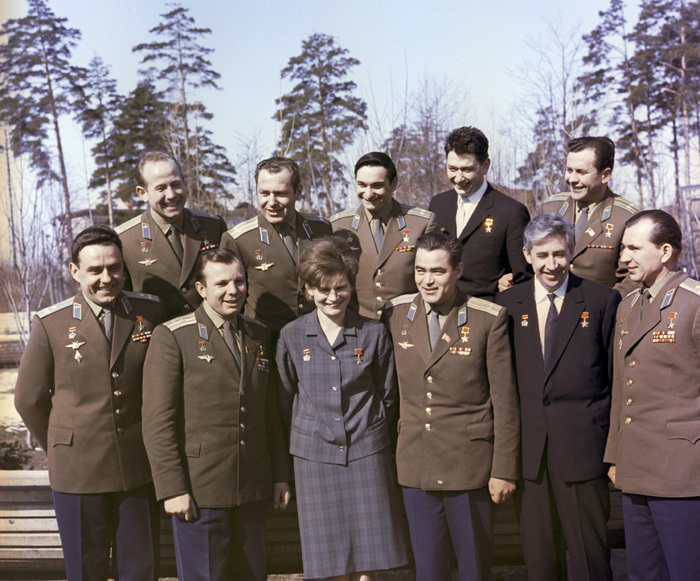 3483673_RIAN_archive_888102_Soviet_cosmonauts (700x581, 183Kb)