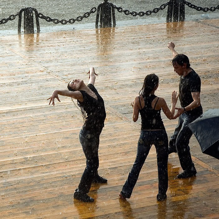 Короткие видео сюжеты. Танцы под дождем. Танцующие под дождем. Танец дождя. Танцы в луже.
