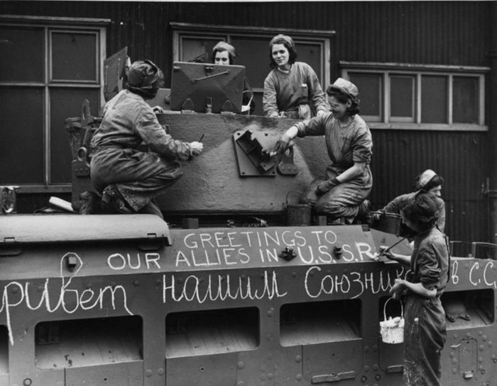 4432201_Sovetskii____bronetransportyorrazvedchik_M3A1_Scout_Car_postavlyavshiisya_po_lendlizy_v___bou_na_ylicah_Veni_Avstriya_ (700x545, 72Kb)