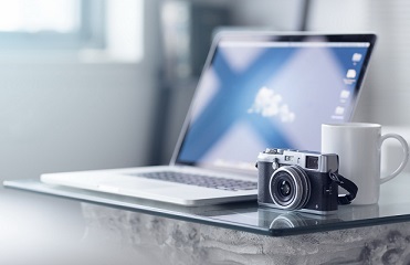 Computers_Modern_laptop_and_retro_camera_089002_ (371x240, 23Kb)
