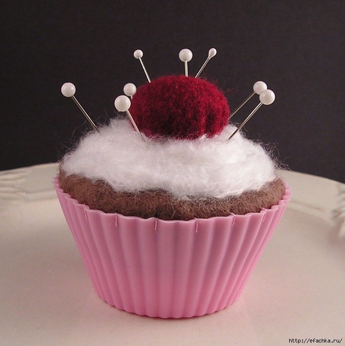 Dotty-Raleigh-cupcake-pincushion-with-emery-cherry (699x700, 288Kb)
