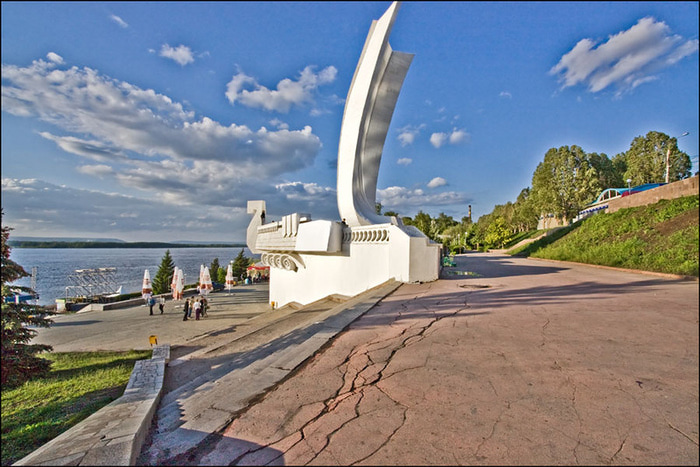 Памятник ладья. Монумент «Самарская Ладья» Самара. Монумент Ладья Самара. Ладья Самара набережная. Ладья Самара памятник.