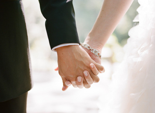 hand_couple_hands_love_wedding-3ad6567cbc3b6863c270ede1473ace1a_h_large (500x366, 31Kb)