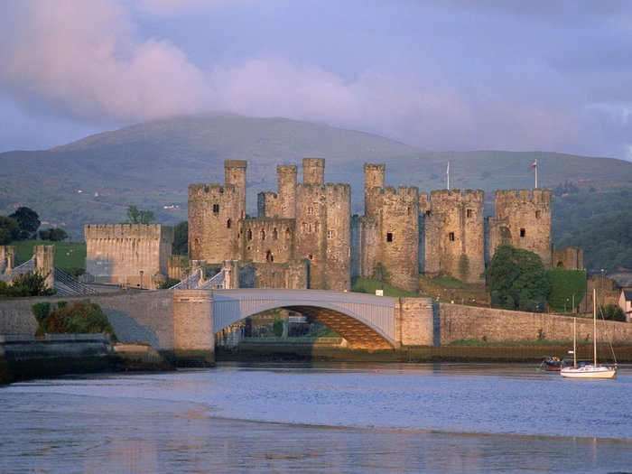 3623822_Conwy_Castle_Along_the_River_Conwy_Wales_1_ (700x525, 281Kb)