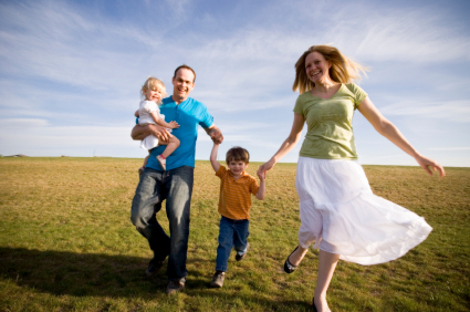 happy-family-grassy-field (425x282, 187Kb)