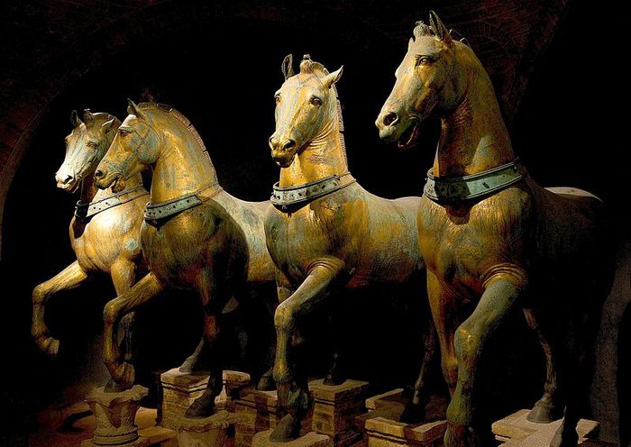 800px-Horses_of_Basilica_San_Marco_bright (700x496, 63Kb)