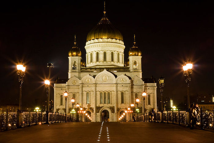 800px-Temple_of_Christ_the_Savior_view_from_Patriarchy_Bridge (700x466, 66Kb)