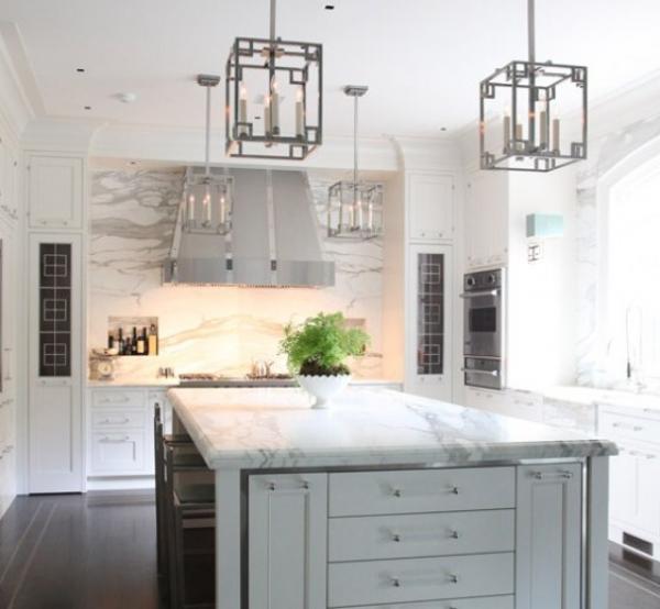 meyer-davis-cococozy-kitchen-traditional-marble-white-cabinets-island-graphic-detail-upper-cabinetry-stainless-hood-lantern-pendant-lights-1 (600x554, 33Kb)