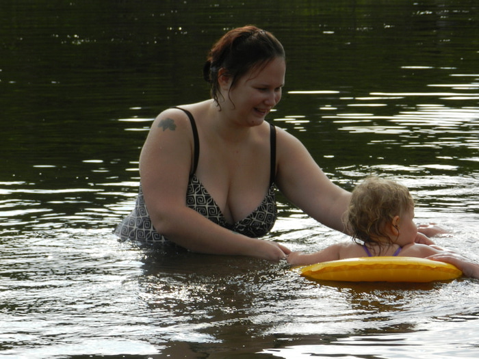 Купаться ездил. Купание в реке. Купание на речке. Женщины купаются в реке. Женщины купаются с детьми.