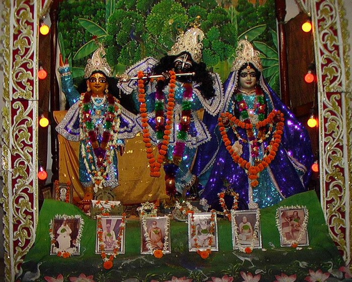 all-glories-to-sri-sri-guru-gauranga-gandharva-govinda-sundar (700x559, 180Kb)
