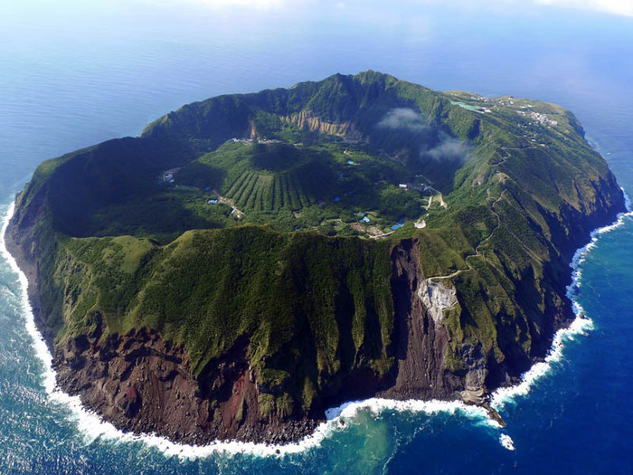 Aogashima_volcanic_island_Japan_01 (700x525, 144Kb)