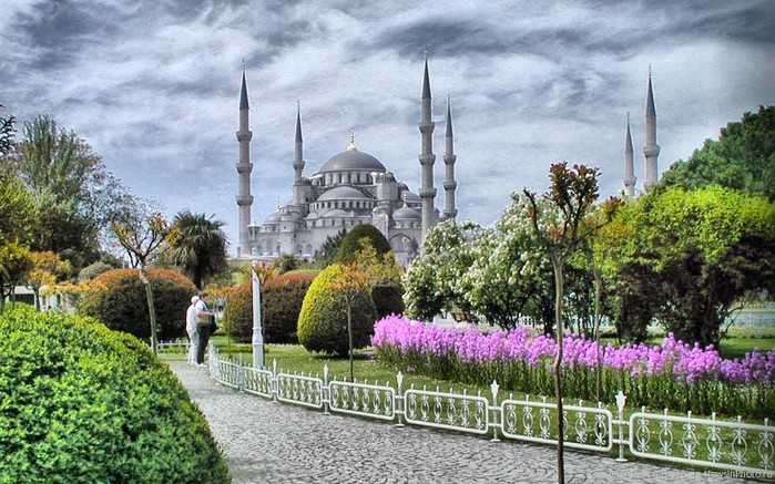 Sultan-Ahmed-Mosque-in-Istanbul-Turkey-1-960x600 (700x437, 133Kb)