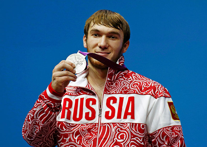 Апти аухадов. Апти Хамзатович Аухадов. Адлан Вараев. Апти Аухадов тяжелая. Арсамаков штангист.
