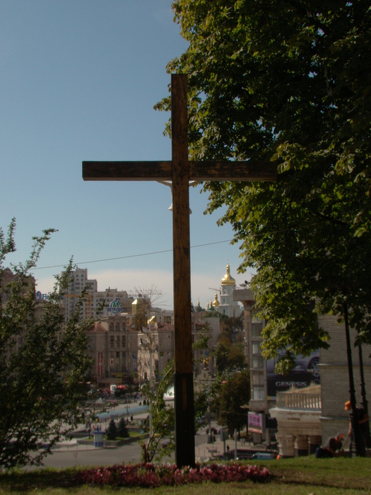 1345628081_21082012_Around_restored_after_vandalism_a_Worship_Cross__Khreschatyk_Kyiv_Ukraine_Paul_V_LashkevichDSC03083 (525x700, 210Kb)