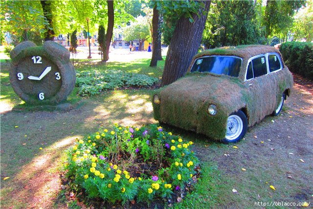 травяная скульптура в парке Шевченко