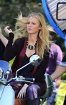  93668_Preppie_Blake_Lively_and_Penn_Badgley_on_Gossip_Girl_set_93_122_245lo (444x700, 245Kb)