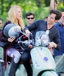  95374_Preppie_Blake_Lively_and_Penn_Badgley_on_Gossip_Girl_set_56_122_102lo (591x700, 356Kb)