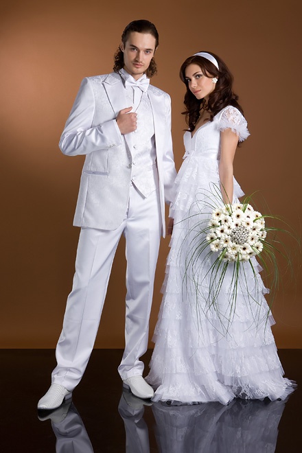 Оба женихи. Жених и невеста в белом. Свадебные костюмыжиниха иневесты. Свадебный костюм для невесты. Жених в белом костюме с невестой.