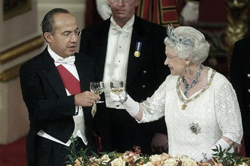 любимый салат английской королевы. 91010676 large bri queen. любимый салат английской королевы фото. любимый салат английской королевы-91010676 large bri queen. картинка любимый салат английской королевы. картинка 91010676 large bri queen. Как ни странно, этот салат назван не в честь римского императора Гая Юлия Цезаря, а в честь ресторатора и повара Цезаря Кардини. Американец итальянского происхождения по приезду в Америку вместе с братом открыл отель и ресторан «Caesar’s Place», что переводится как «У Цезаря».