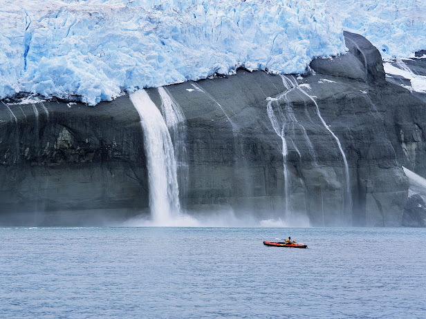 Kayaker and Hanging Glaciers, Icy Bay, Alaska (616x462, 114Kb)