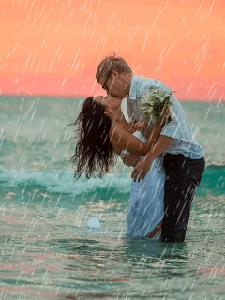 Парень и девушка под дождем. Пара танцует под дождем. Красивый поцелуй под дождем. Поцелуй в дождь. Танец под песню мы вдвоем