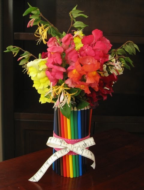 Креативный подход: как сделать вазу из 256 цветных карандашей