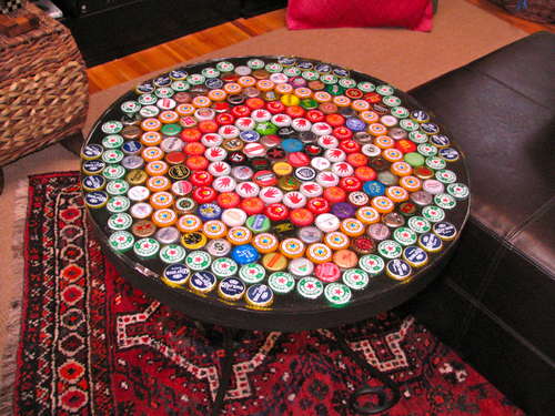 Bottle-Cap-Table-with-Poured-Resin-Surface (500x375, 44Kb)