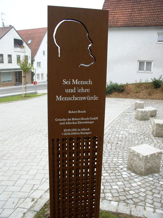 Denkmal_zu_Ehren_Robert_Boschs_in_Albeck (523x700, 77Kb)