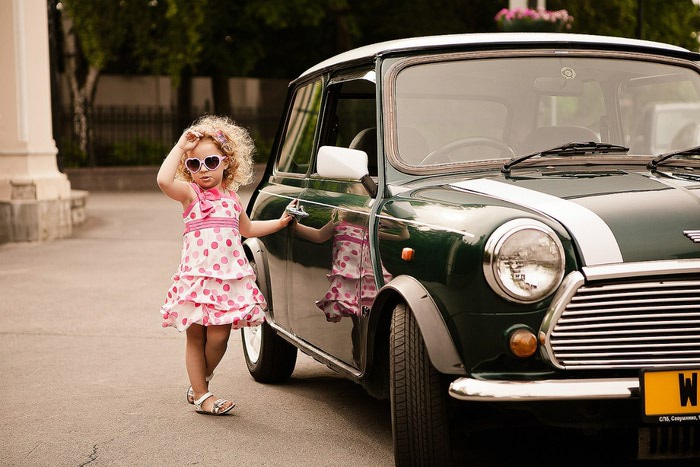 Папа купил автомобиль слушать. Машина счастья. Папа купил автомобиль. Девочка смешная в машине маленькая. Материнская машина.