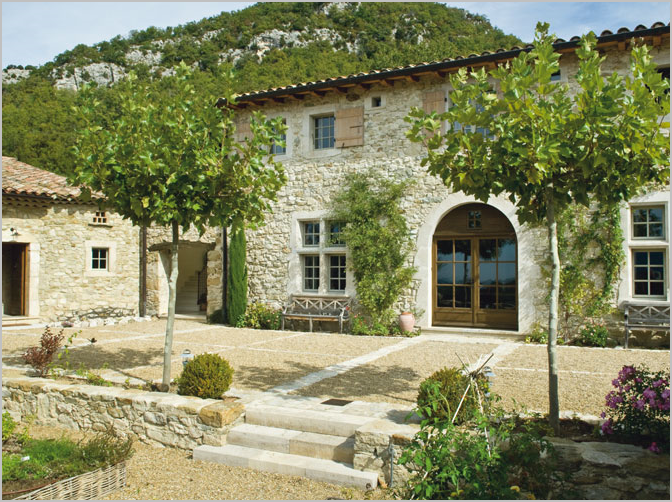 stone-house-courtyard-gardens-arched-door-south-of-france-provence (672x502, 775Kb)
