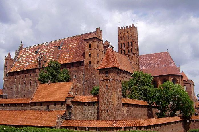 800px-Zamek_wysoki_malbork_01 (700x466, 86Kb)