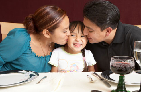 1333797354_family-dinner-connect-kids-learn-grow-communicate (492x320, 33Kb)