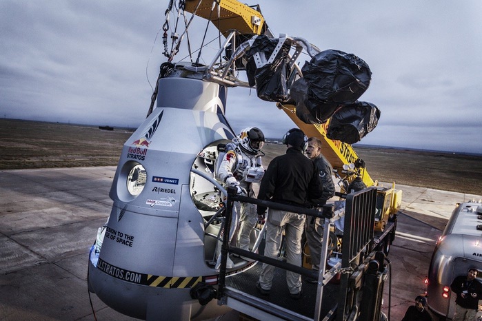 3623822_16redbullstratosjpg (700x466, 106Kb)