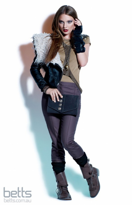 s-chem-nosit-obuv-2011-2012-fashionwalk-ru-15-588x915 (449x700, 151Kb)