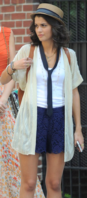 13459_Preppie_Blake_Lively_on_Gossip_Girl_set_145_122_484lo (176x400, 87Kb)