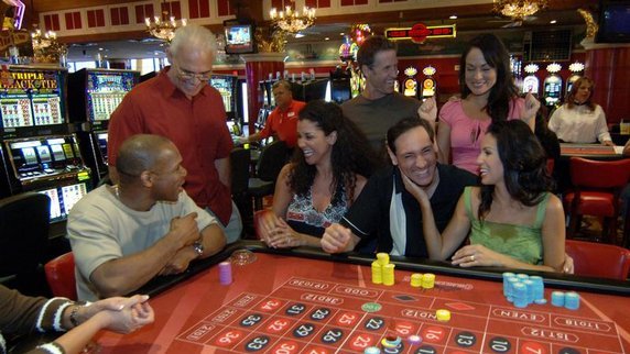topTeaser_crop_Las-Vegas-verspricht-riesige-Casinos-in-denen-die-Gl-cksspielautomaten-wild-blinken-und-Spieltische-an-denen-Millionen-gewonnen-oder-verloren-werden.-Foto-Las-Vegas-News-Bureau (572x322, 58Kb)