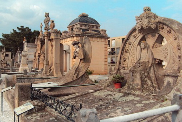 tumbas-cementerio-lloret-de-mar-costa-brava (700x468, 155Kb)